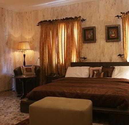 ชาร์ลีส์ เพลซ แอนด์ สวีท Hotel ลากอส ภายนอก รูปภาพ