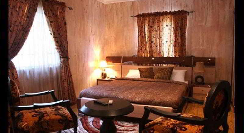 ชาร์ลีส์ เพลซ แอนด์ สวีท Hotel ลากอส ภายนอก รูปภาพ