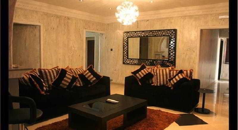 ชาร์ลีส์ เพลซ แอนด์ สวีท Hotel ลากอส ภายนอก รูปภาพ