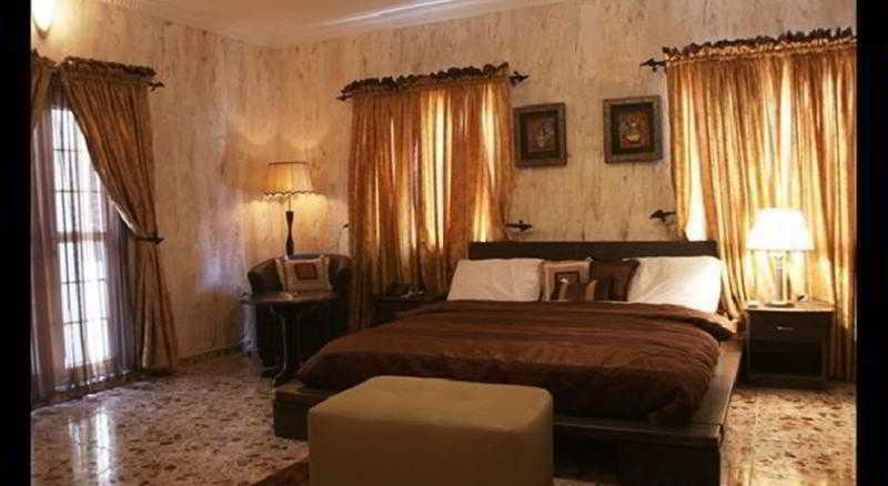 ชาร์ลีส์ เพลซ แอนด์ สวีท Hotel ลากอส ภายนอก รูปภาพ